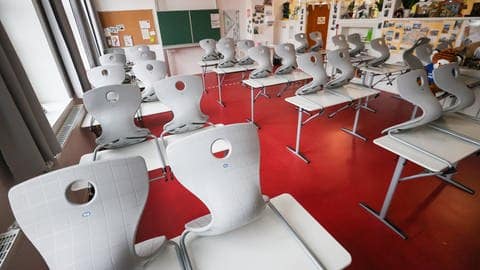 In einem Klassenzimmer sind Stühle auf die Tische gestellt (Foto: dpa Bildfunk, picture alliance/dpa/dpa-Zentralbild | Jan Woitas)