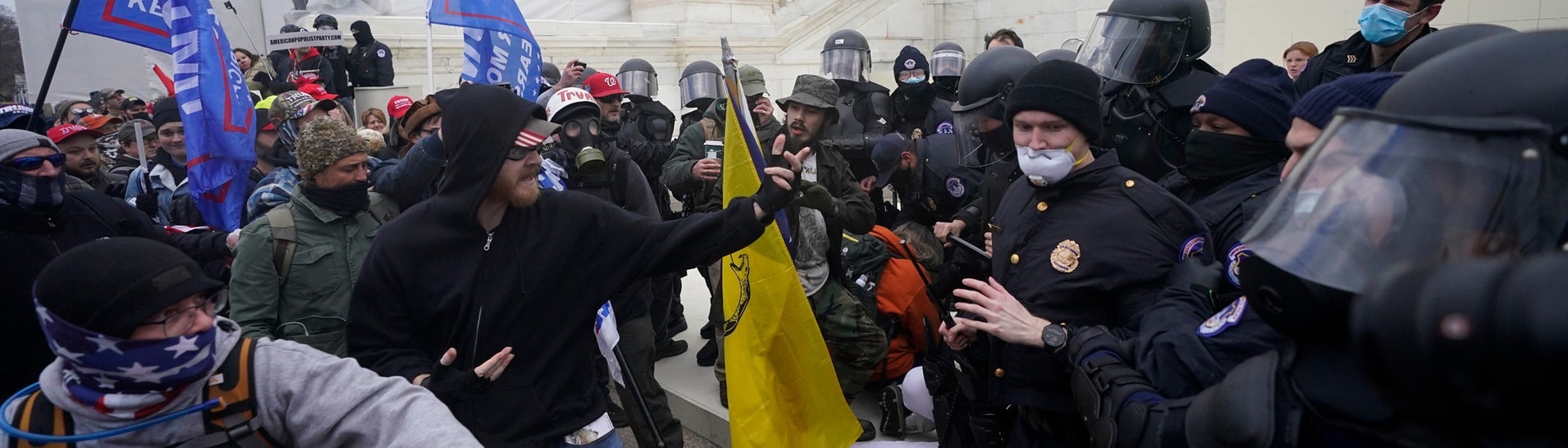 Unterstützer des US-Präsidenten Trump versuchen eine Absperrung vor dem Kapitol zu durchbrechen.  (Foto: dpa Bildfunk, picture alliance/dpa/AP | Julio Cortez)