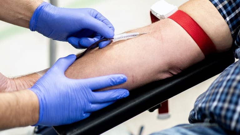 Ein Mann hat bei einer Blutspende eine Nadel im Arm (Foto: dpa Bildfunk, picture alliance/dpa | Hauke-Christian Dittrich)