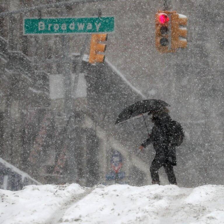 Schneesturm legt New York lahm (Foto: Reuters, Reuters)