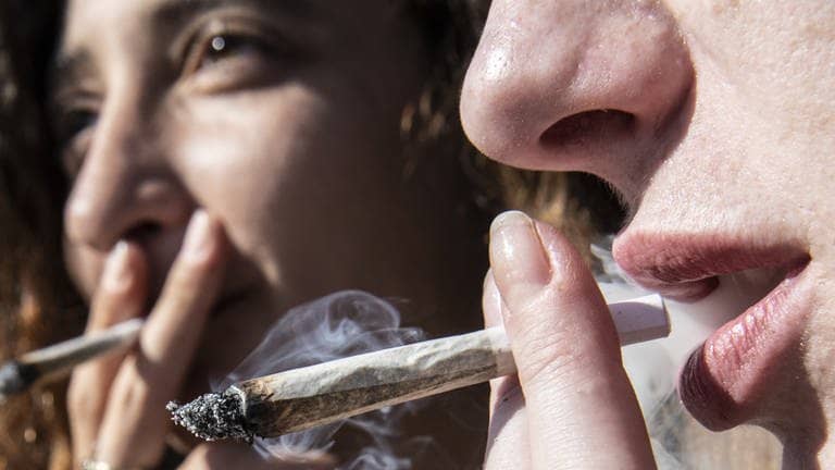 Jugendliche rauchen Cannabis