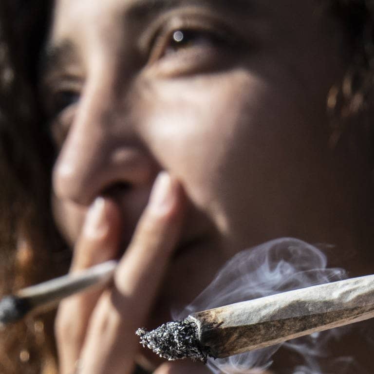 Jugendliche rauchen Cannabis (Foto: dpa Bildfunk, picture alliance/Paul Zinken/dpa)