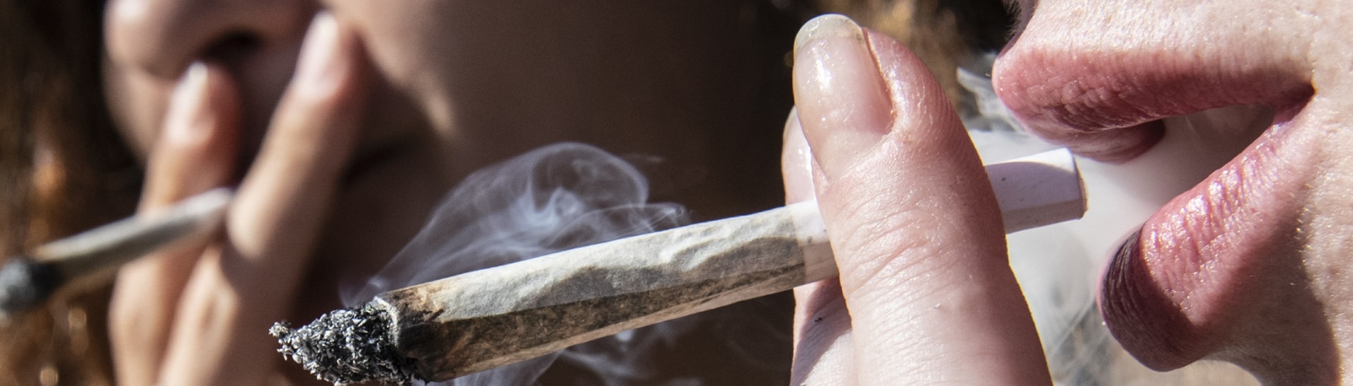 Jugendliche rauchen Cannabis (Foto: dpa Bildfunk, picture alliance/Paul Zinken/dpa)