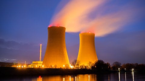 Dampf steigt aus den Kühltürmen des Atomkraftwerks Grohnde auf. (Foto: dpa Bildfunk, picture alliance/dpa | Julian Stratenschulte)
