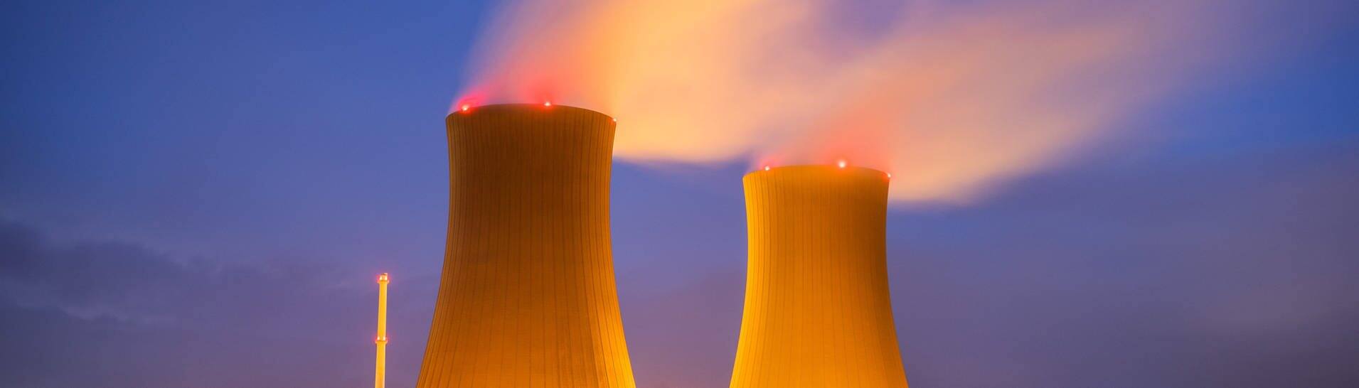 Dampf steigt aus den Kühltürmen des Atomkraftwerks Grohnde auf. (Foto: dpa Bildfunk, picture alliance/dpa | Julian Stratenschulte)