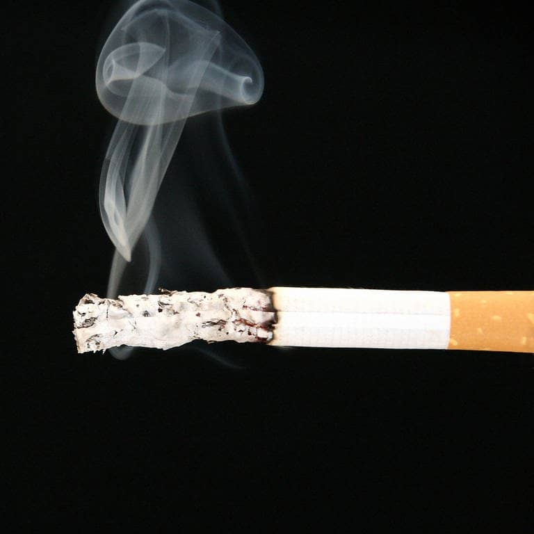 Eine qualmende Zigarette (Foto: IMAGO, imago images/McPHOTO)