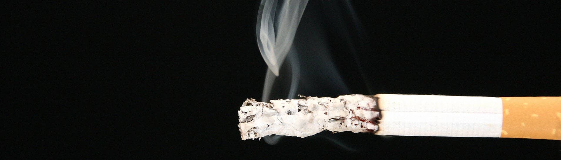 Eine qualmende Zigarette (Foto: IMAGO, imago images/McPHOTO)