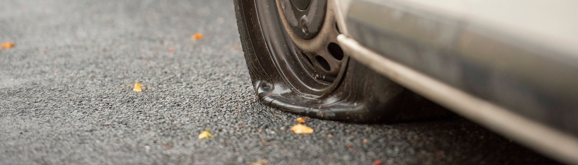 Platte Autoreifen (Foto: IMAGO, imago images/Norbert Millauer)