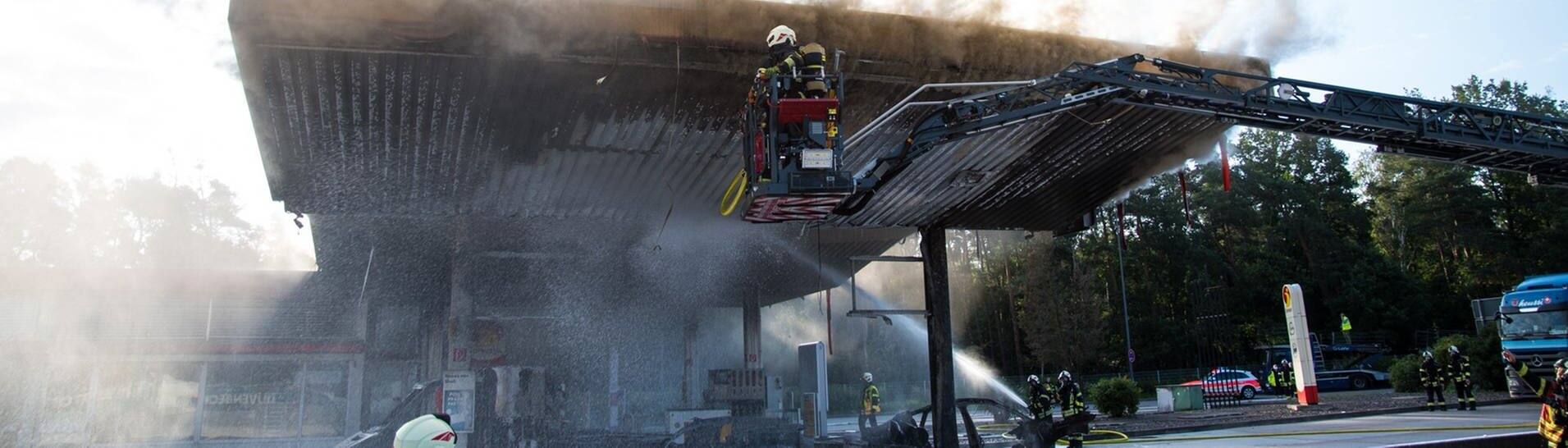 Die Feuerwehr löcht ein Feuer auf der A5 (Foto: dpa Bildfunk, picture alliance/dpa/5vision.media | Skander Essadi)