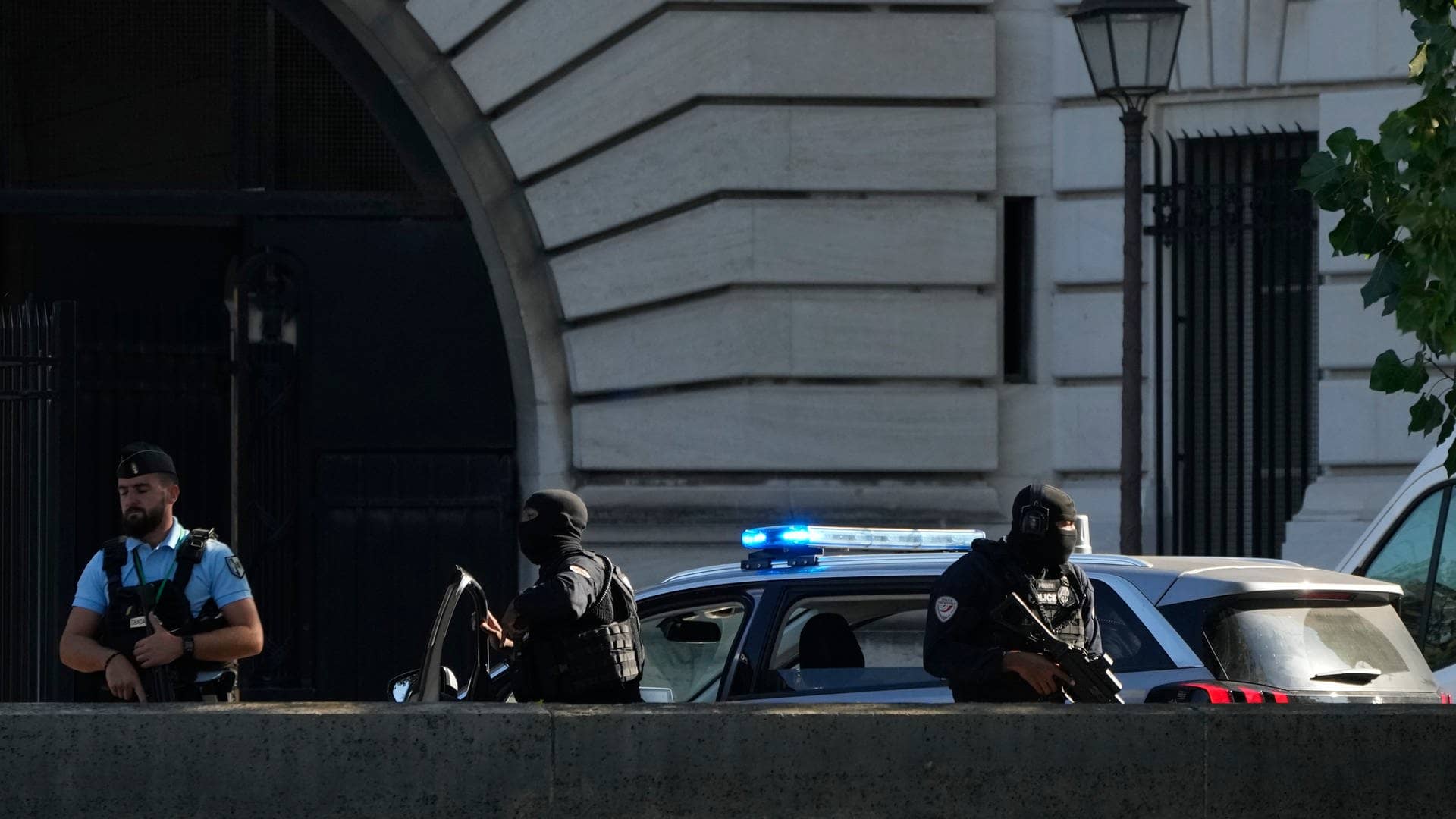 Sicherheitskräfte bewachen einen Eingang des Justizpalastes. Dort findet der Prozess um die Attentate vom 13. November 2015 statt. (Foto: dpa Bildfunk, picture alliance/dpa/AP | Francois Mori)