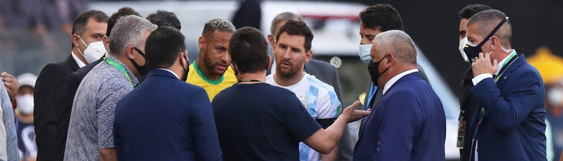 Lionel Messi und Neymar diskutieren mit Vertretern der Gesundheitsbehörde. (Foto: Reuters, REUTERS/Amanda Perobelli)