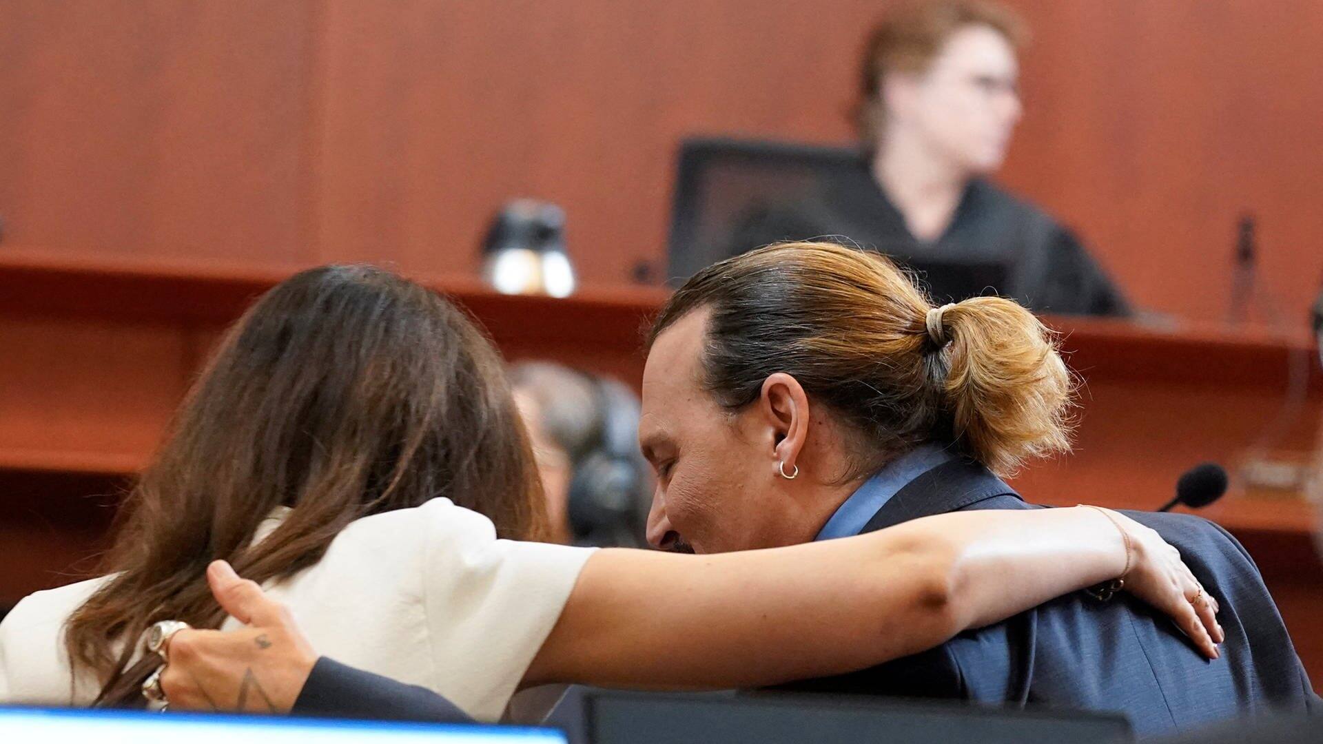 Johnny Depp und seine Anwältin Camille Vasquez nach deren Plädoyer. (Foto: Reuters)