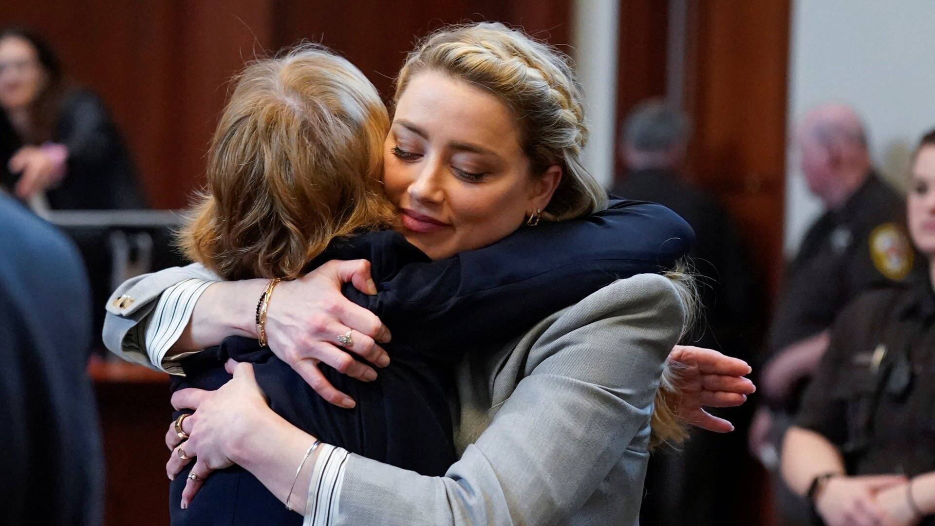 Amber Heard umarmt ihre Anwältin Elaine Bredehoft nachdem die ihre Schlussplädoyer gehalten hat. (Foto: Reuters)