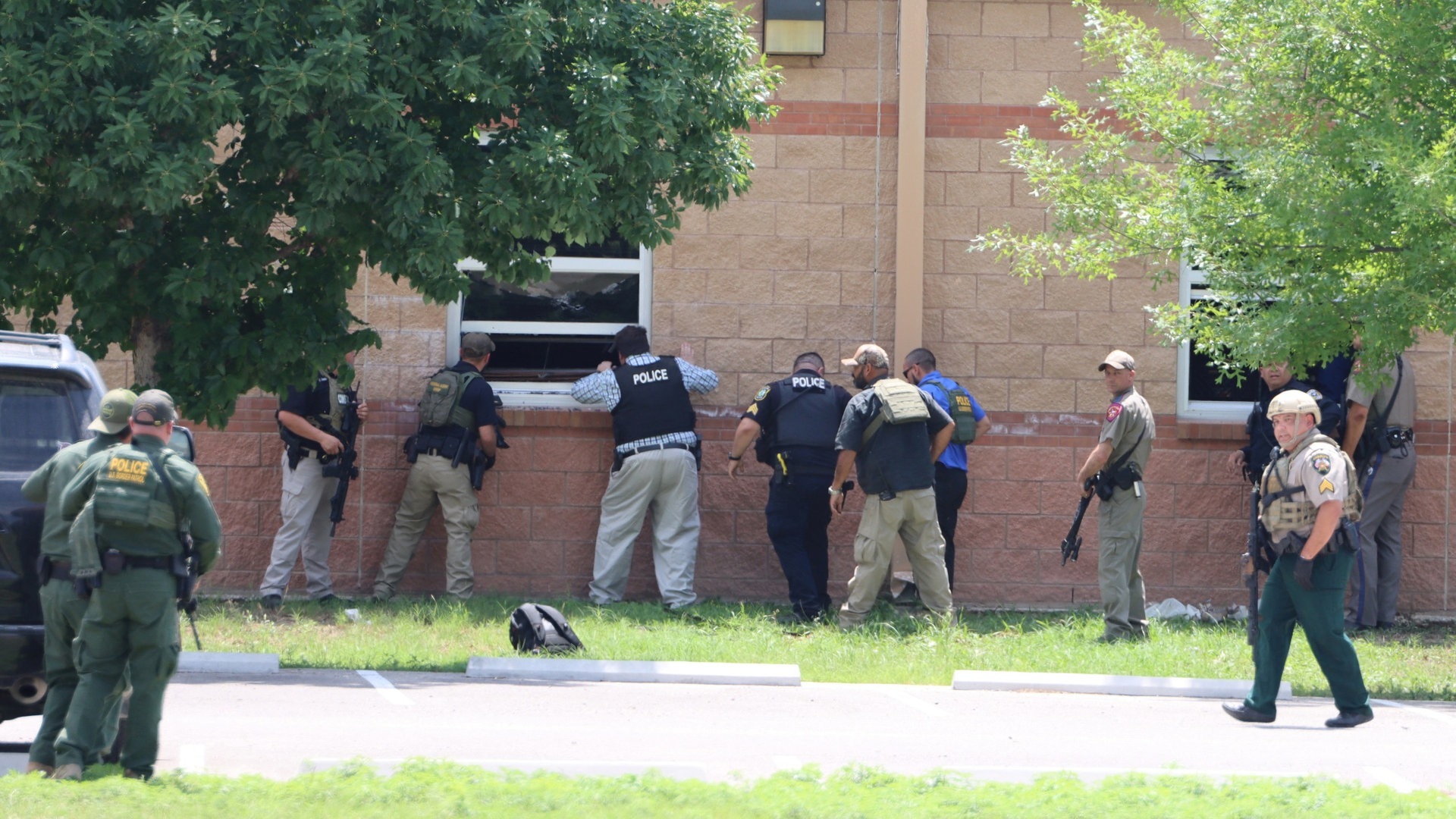 Foto: Reuters Zu spät reingegangen: Polizisten stehen während des Amoklaufs vor der Grundschule von Uvalde. (Foto: Reuters)