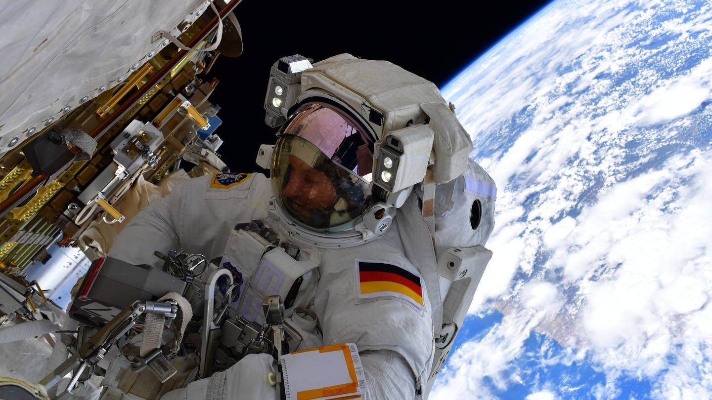 Der deutsche Astronaut Matthias Maurer arbeitet während eines Außeneinsatzes an der Raumstation ISS. (Foto: dpa Bildfunk, picture alliance/dpa/NASA/ESA | -)