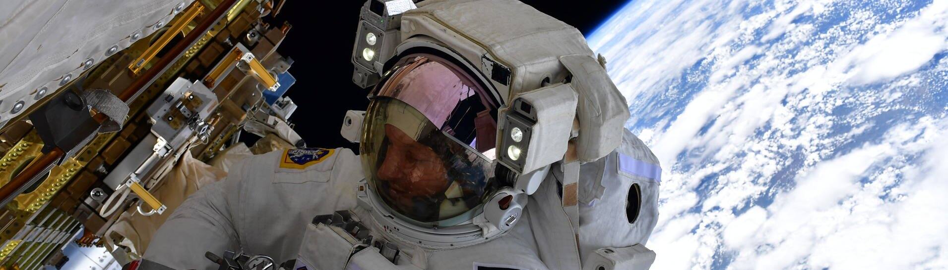 Der deutsche Astronaut Matthias Maurer arbeitet während eines Außeneinsatzes an der Raumstation ISS. (Foto: dpa Bildfunk, picture alliance/dpa/NASA/ESA | -)