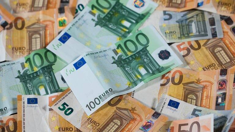 Zu sehen sind Euro-Geldscheine mit unterschiedlichen Werten. (Foto: dpa Bildfunk, picture alliance/dpa/dpa-Zentralbild | Jens Büttn)