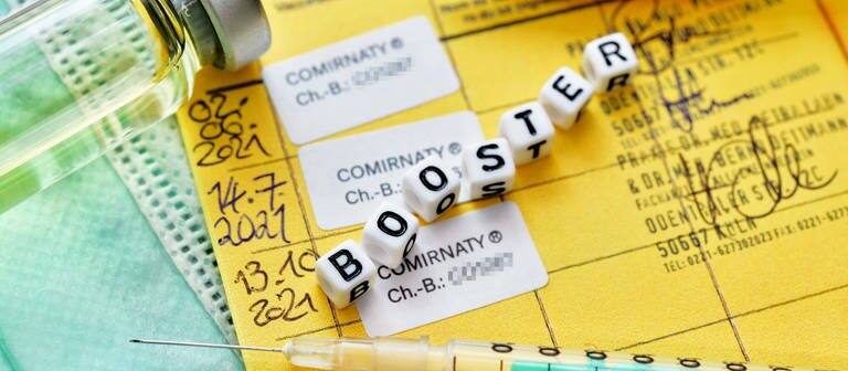 Booster-Impfungen für alle? Symbolbild mit drei eingetragenen Impfungen im Impfpass (Foto: IMAGO, IMAGO / Christian Ohde)