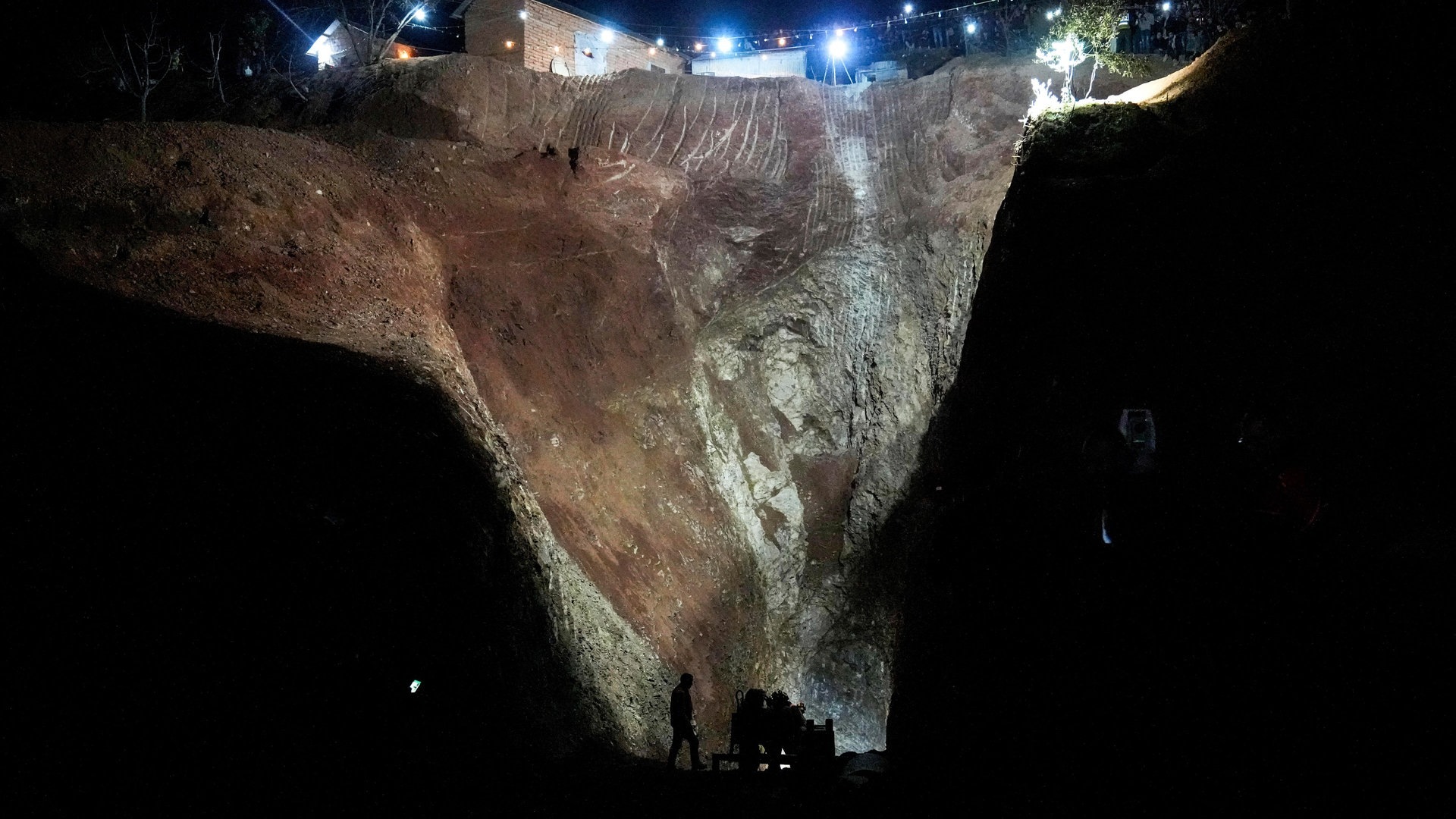 Foto: dpa Bildfunk, picture alliance/dpa/AP | Mosa'ab Elshamy Mitarbeiter des Zivilschutzes graben nachts an einem Loch. (Foto: dpa Bildfunk, picture alliance/dpa/AP | Mosa'ab Elshamy)