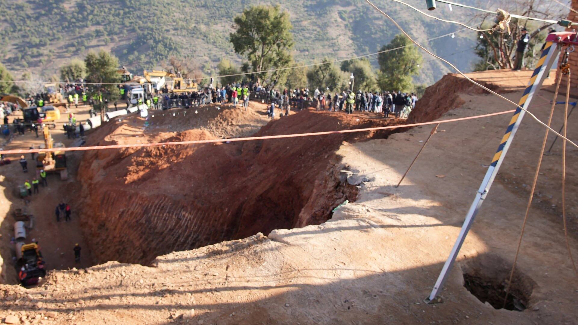 Im Vordergrund der Brunnen, im Hintergrund die riesige Grube, die weggebaggert wurde. (Foto: Reuters, REUTERS/Thami Nouas)