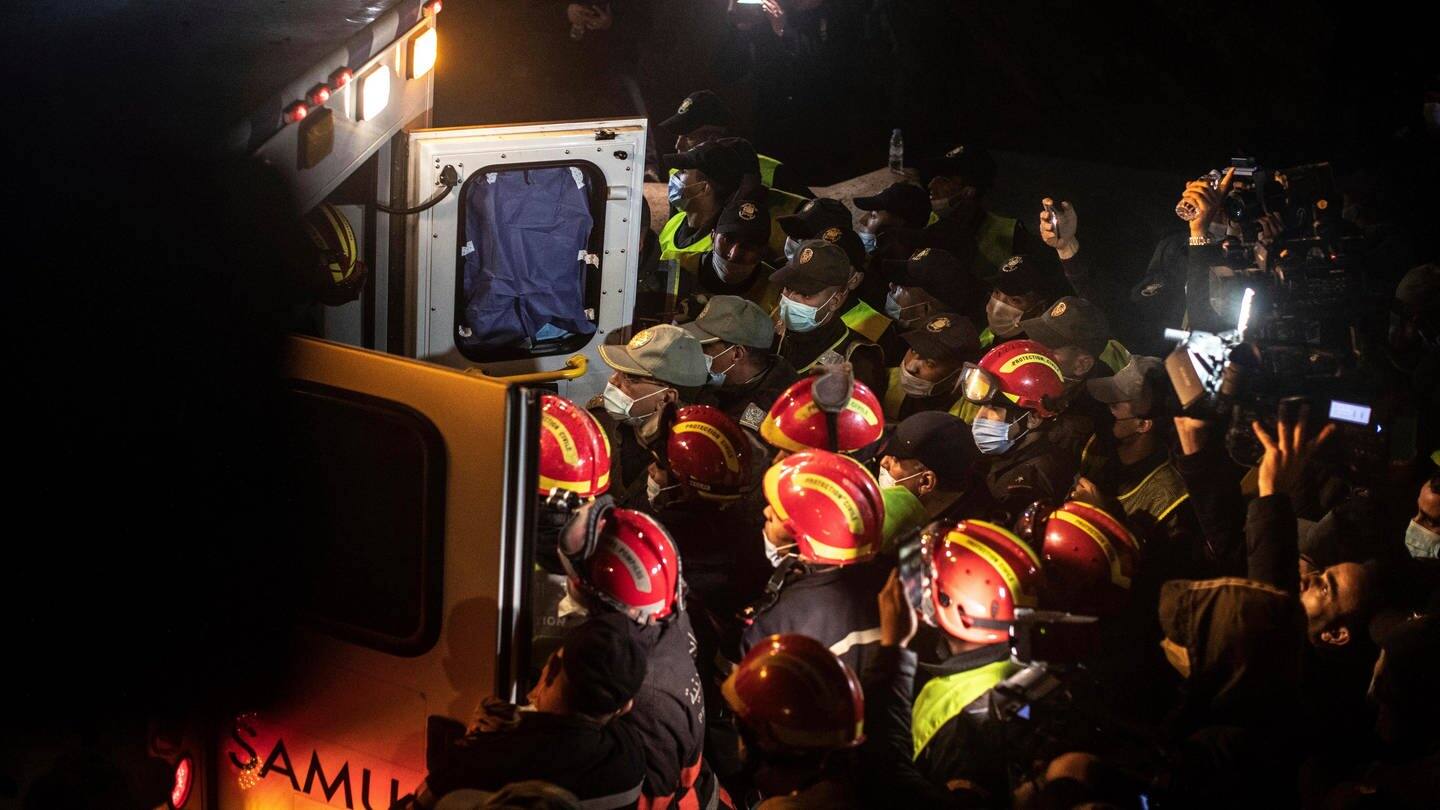Rettungskräfte im marokko tragen den Leichnam des fünfjährigen Rayan und legen ihn in einen Krankenwagen (Foto: dpa Bildfunk, picture alliance/dpa/AP | Mosa'ab Elshamy)