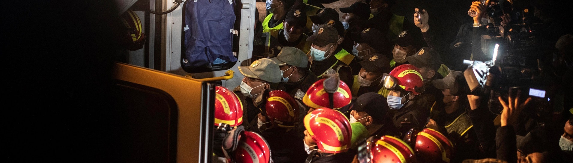 Rettungskräfte im marokko tragen den Leichnam des fünfjährigen Rayan und legen ihn in einen Krankenwagen (Foto: dpa Bildfunk, picture alliance/dpa/AP | Mosa'ab Elshamy)