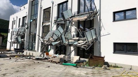 An einem Neubauhaus in Blumberg hängen zerstörte Balkone und andere Verkleidungen an der Fassade herunter. (Foto: dpa Bildfunk, picture alliance/dpa/SWR | Hardy Faißt)