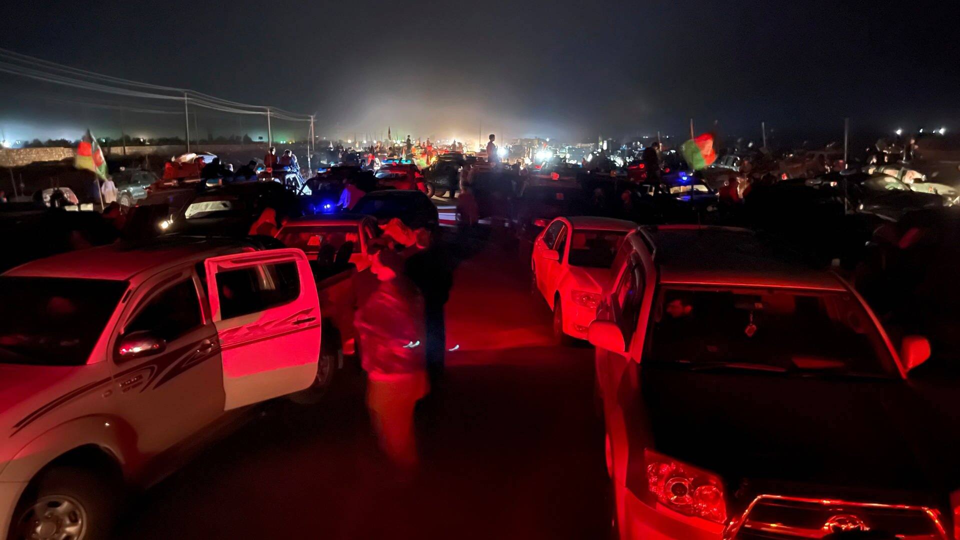 Regierungstruppen fliehen am Donnerstagabend dicht gedrängt aus Kandahar. (Foto: dpa Bildfunk, picture alliance/dpa/AP | Sidiqullah Khan)