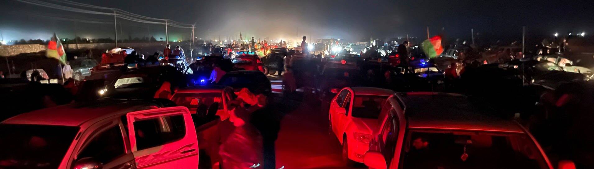 Regierungstruppen fliehen am Donnerstagabend dicht gedrängt aus Kandahar. (Foto: dpa Bildfunk, picture alliance/dpa/AP | Sidiqullah Khan)