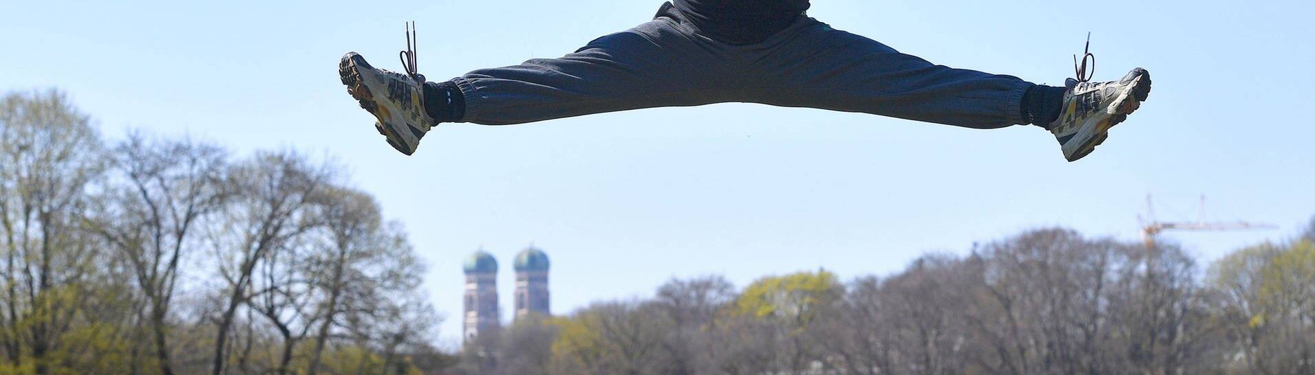 Ein Mann springt mit weit gespreizten Beinen in die Luft (Foto: IMAGO, imago images/Sven Simon)