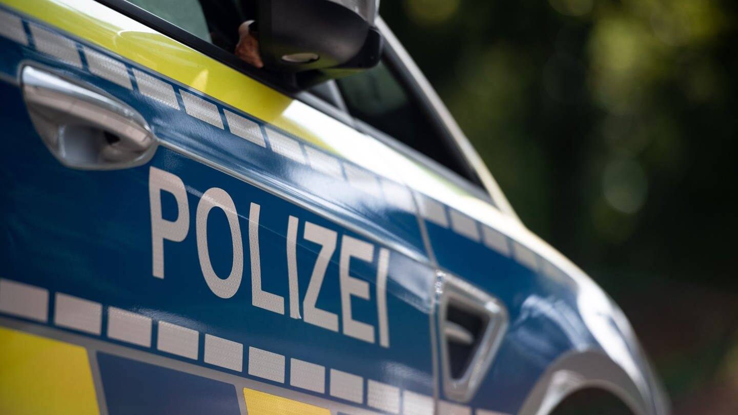 Der Schriftzug «Polizei» steht auf einem Polizeiwagen. (Foto: dpa Bildfunk, Picture Alliance)