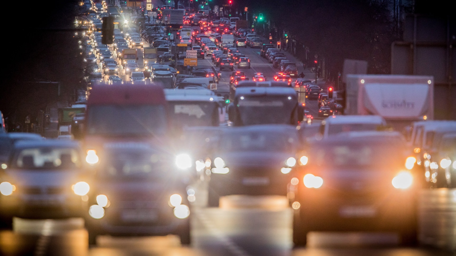 Der abendliche Berufsverkehr fließt auf dem Kaiserdamm im Zentrum von Berlin. (Foto: dpa Bildfunk, picture alliance/dpa | Michael Kappeler)