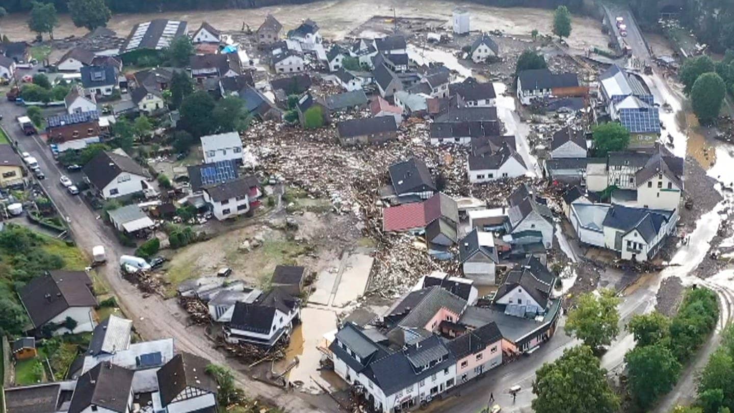Zerstörung durch das Ahr-Hochwasser in Schuld bei Adenau