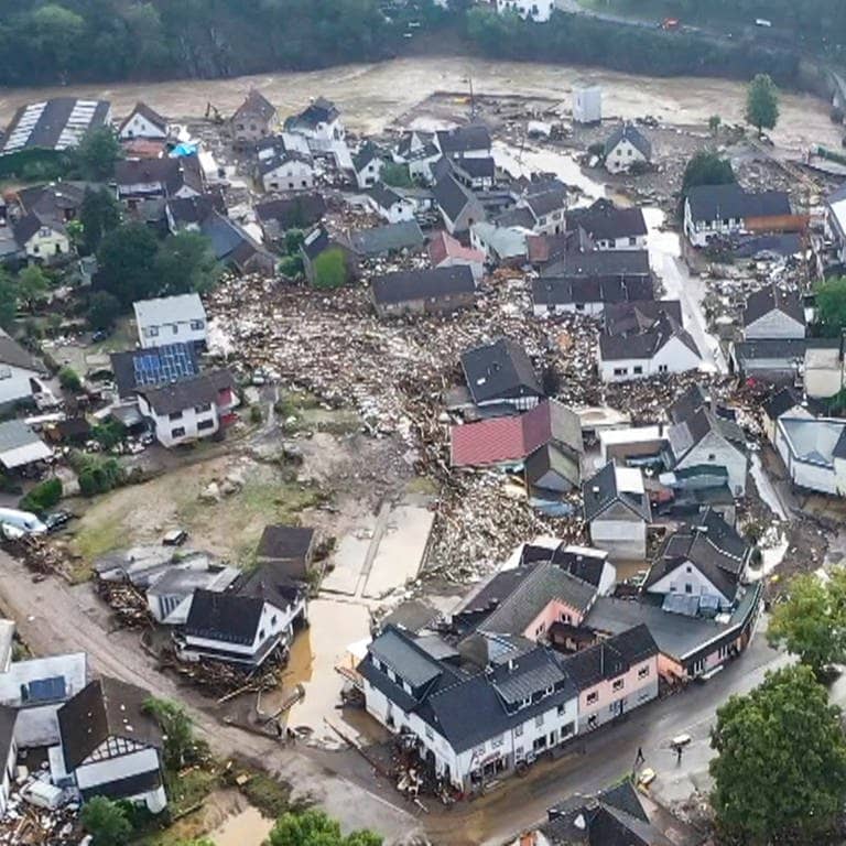 Zerstörung durch das Ahr-Hochwasser in Schuld bei Adenau