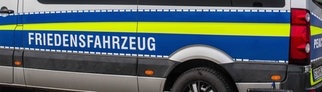Ein Fahrzeug mit der Aufschrift "Friedensfahrzeug"