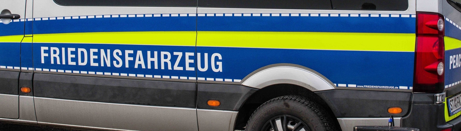 Ein Fahrzeug mit der Aufschrift "Friedensfahrzeug" (Foto: IMAGO, imago images/ZUMA Wire)