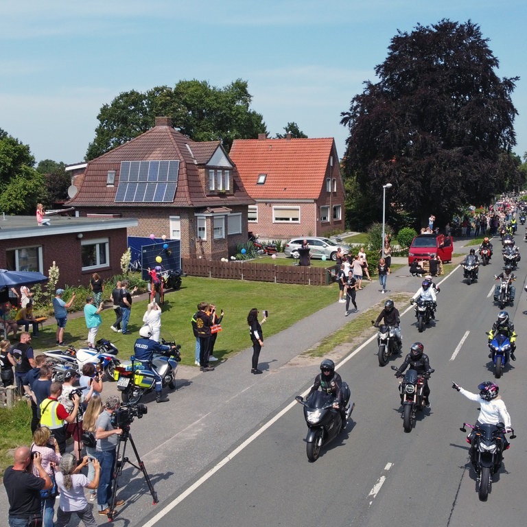 Motorradfahrer fahren am Haus des krebskranken Kilian vorbei. (Foto: dpa Bildfunk, picture alliance/dpa | Markus Hibbeler)