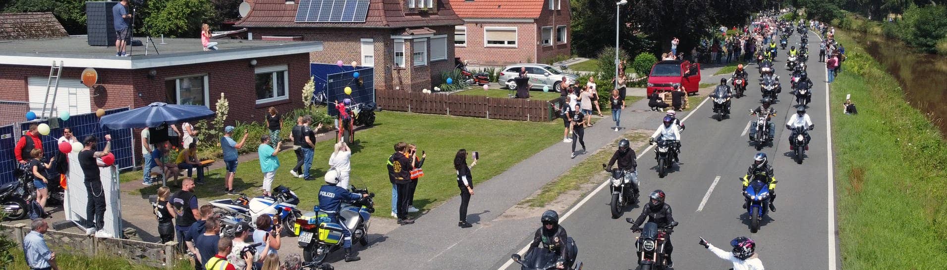 Motorradfahrer fahren am Haus des krebskranken Kilian vorbei. (Foto: dpa Bildfunk, picture alliance/dpa | Markus Hibbeler)