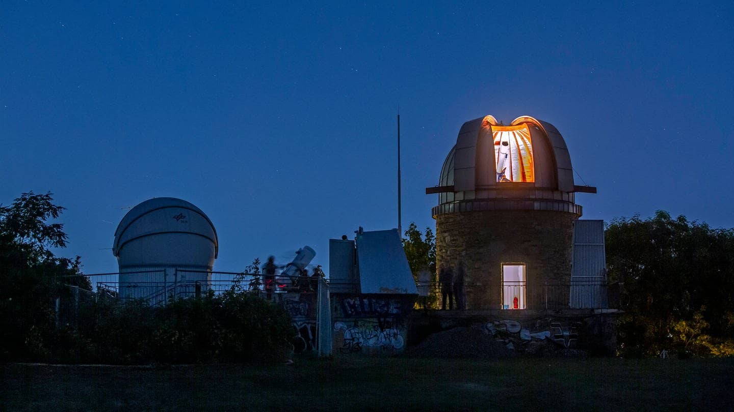 Die Sternwarte in Stuttgart hat bei Nacht die Tore der Teleskopkuppel geöffnet. (Foto: IMAGO, IMAGO / Wilhelm Mierendorf)