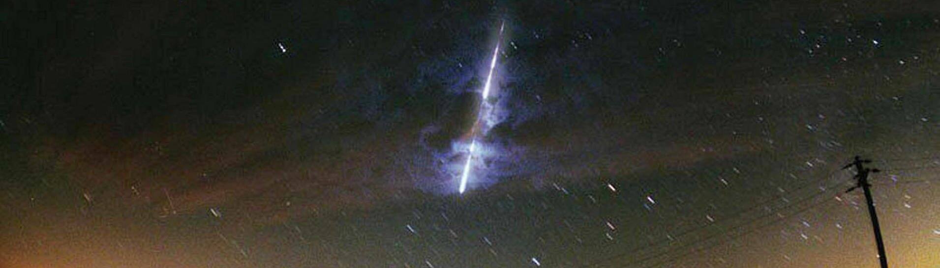 Ein Meteorit zieht einen langen hellen Streifen über den Nachthimmel über dem US-Bundesstaat Washington im November 2000 (Archivaufnahme). (Foto: dpa Bildfunk, picture alliance / dpa | epa afp Nasa)