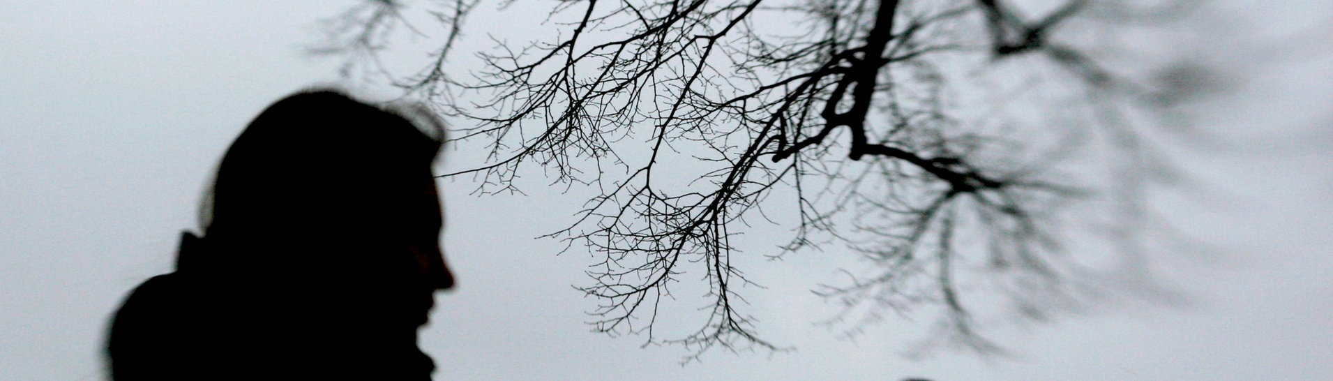 Weltweit ist die Zahl der Menschen mit Depressionen und Angstzuständen während der Corona-Pandemie gestiegen.  (Foto: dpa Bildfunk, picture alliance/dpa | Julian Stratenschulte)