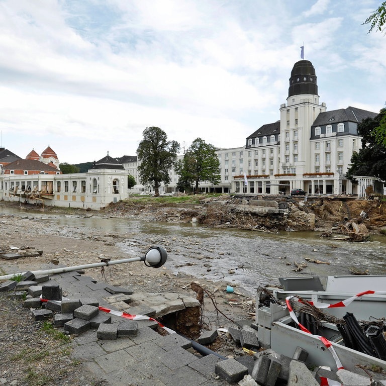 Von der Flut Mitte Juli verursachte Schäden am Flussufer in Bad Neuenahr. Im Hintergrund links das Kurhaus und rechts das Hotel am Kurpark mit seinem markantem Turm.  (Foto: IMAGO, imago images/Reiner Zensen)