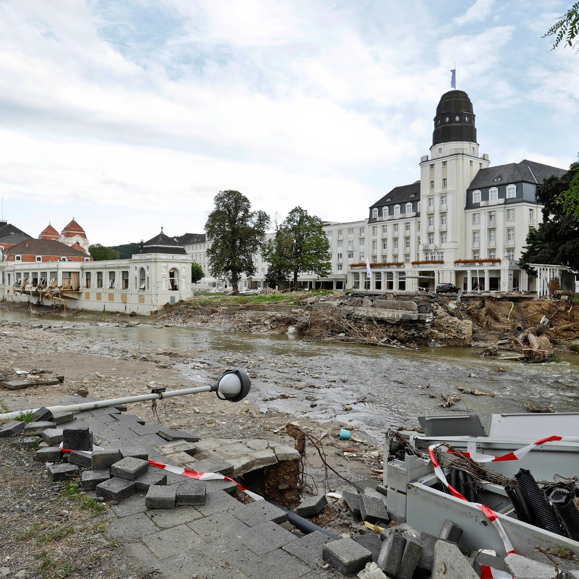 Von der Flut Mitte Juli verursachte Schäden am Flussufer in Bad Neuenahr. Im Hintergrund links das Kurhaus und rechts das Hotel am Kurpark mit seinem markantem Turm.  (Foto: IMAGO, imago images/Reiner Zensen)