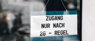 Schild, auf dem steht: "Zugang nur nach 2G-Regel"