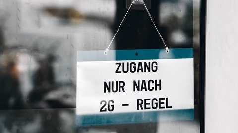 Schild, auf dem steht: "Zugang nur nach 2G-Regel" (Foto: IMAGO,  imago images/Bihlmayerfotografie)
