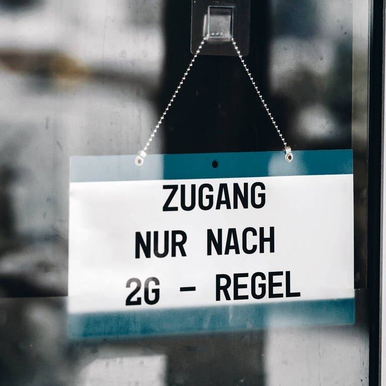 Schild, auf dem steht: "Zugang nur nach 2G-Regel" (Foto: IMAGO,  imago images/Bihlmayerfotografie)