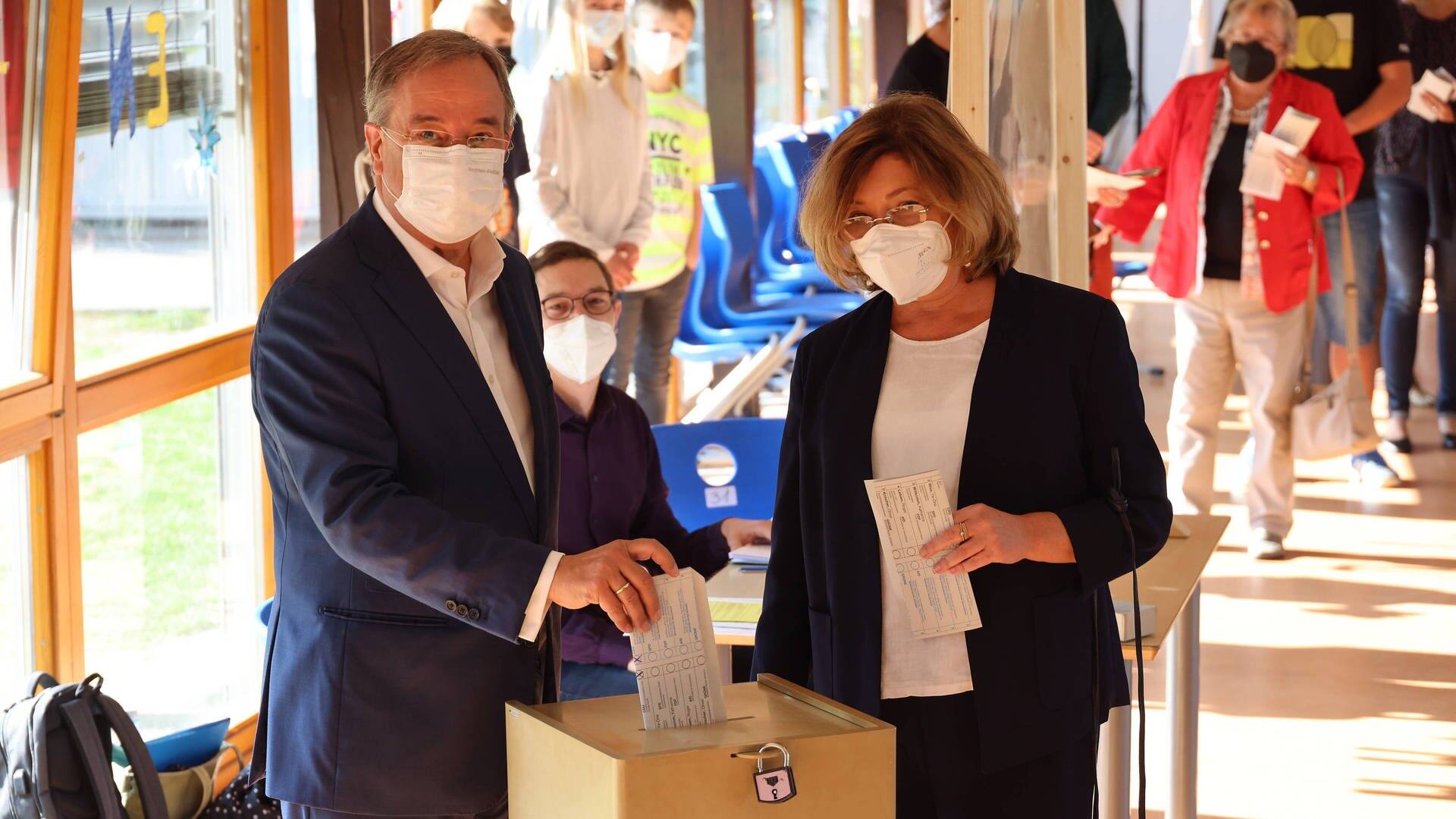 Armin Laschet (CDU) und Ehefrau Susanne wählen in ihrem Wahllokal in Aachen  (Foto: IMAGO, imago images/Frank Ossenbrink)