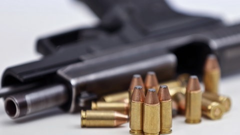 Symbolbild: Waffe mit Munition. (Foto: dpa Bildfunk, picture alliance/dpa | David Young)