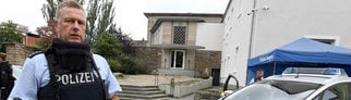 Polizisten vor der Hagener Synagoge
