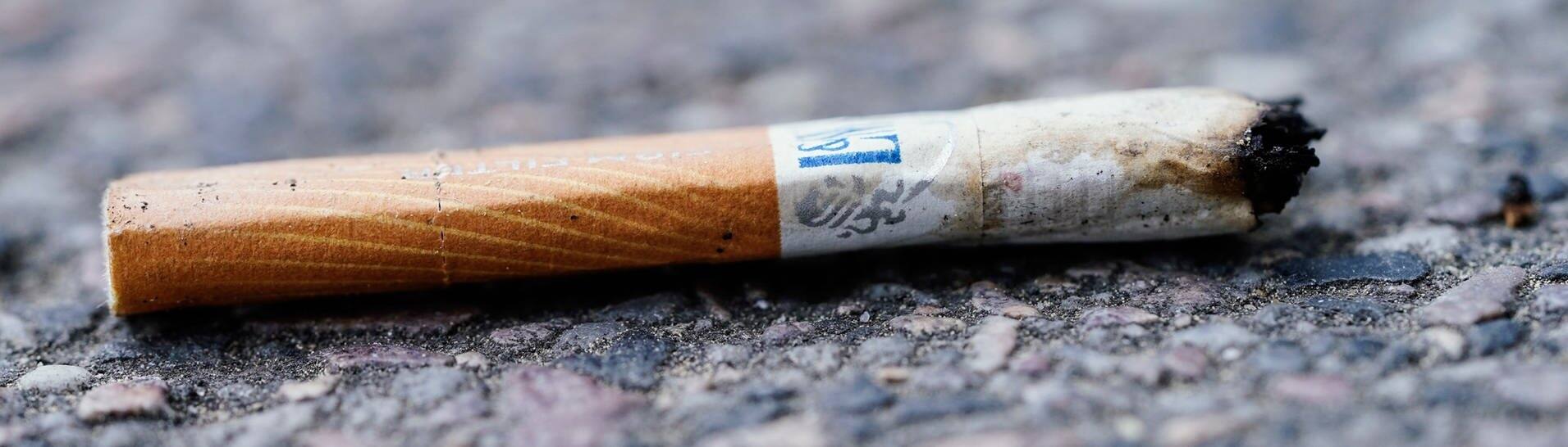 Eine Zigarette liegt auf dem Boden (Foto: dpa Bildfunk, picture alliance/dpa | Uwe Anspach)